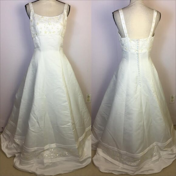 Oleg Cassini Dresses & Skirts - Oleg Cassini Wedding Dress Size 10 Womans White Beaded Sleeveless Ballgown Tulle